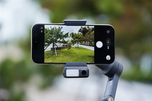 原生跟拍、收音补光一体!大疆OSMO Mobile 8手机稳定器图赏