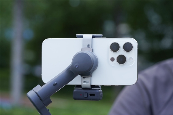 原生跟拍、收音补光一体!大疆OSMO Mobile 8手机稳定器图赏