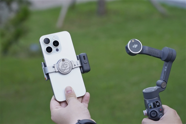 原生跟拍、收音补光一体!大疆OSMO Mobile 8手机稳定器图赏