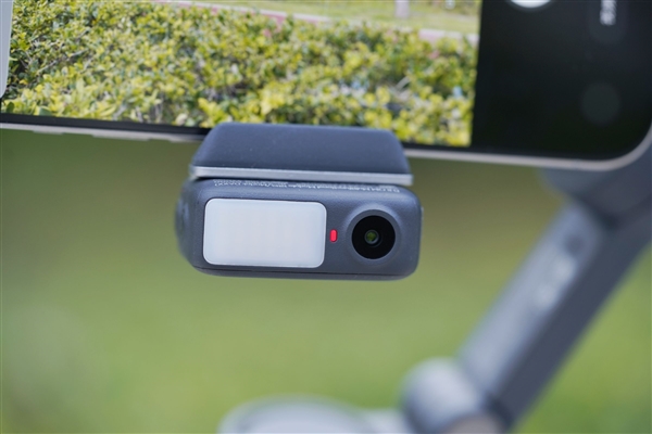 原生跟拍、收音补光一体!大疆OSMO Mobile 8手机稳定器图赏