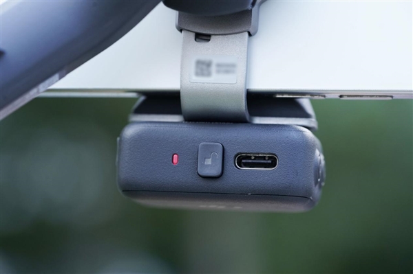 原生跟拍、收音补光一体!大疆OSMO Mobile 8手机稳定器图赏