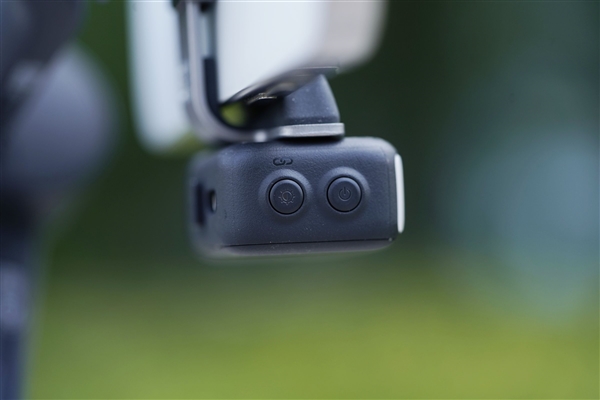 原生跟拍、收音补光一体!大疆OSMO Mobile 8手机稳定器图赏