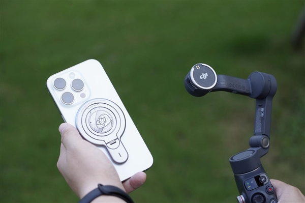 原生跟拍、收音补光一体!大疆OSMO Mobile 8手机稳定器图赏