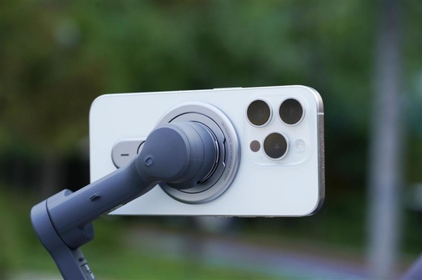 原生跟拍、收音补光一体!大疆OSMO Mobile 8手机稳定器图赏