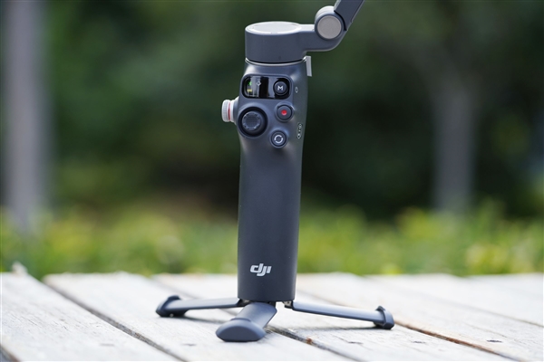 原生跟拍、收音补光一体!大疆OSMO Mobile 8手机稳定器图赏