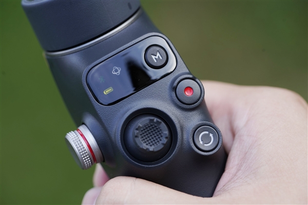 原生跟拍、收音补光一体!大疆OSMO Mobile 8手机稳定器图赏