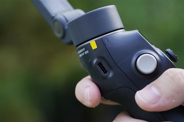 原生跟拍、收音补光一体!大疆OSMO Mobile 8手机稳定器图赏