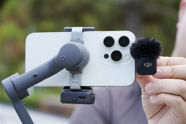 原生跟拍、收音补光一体!大疆OSMO Mobile 8手机稳定器图赏