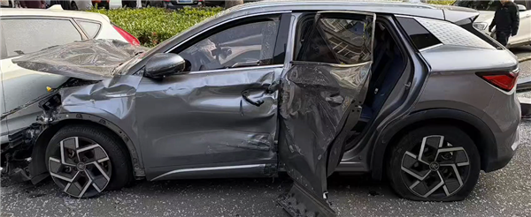 男子带病驾驶 剧烈咳嗽致误踩油门撞车:车辆几乎报废
