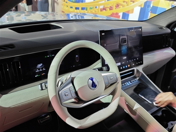 同级最多电机!三排六座SUV腾势N8L上市:29.98万起