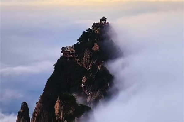 老君山再现“阴阳分界线”:画面震撼