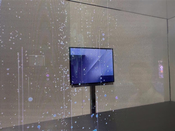 华为唯一对手:三星三折叠屏实机首次公开展出!采用内折方案