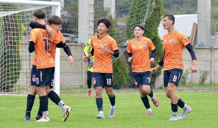 万项代表杜利亚伊足球学院首发并梅开二度,球队2-3输球