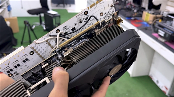 杂交显卡新玩法:GTX 1080 Ti修好了RTX 5070 Ti