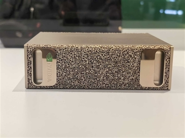 NVIDIA三万块的AI迷你超算实测:功耗、性能双双腰斩不到宣称一半!