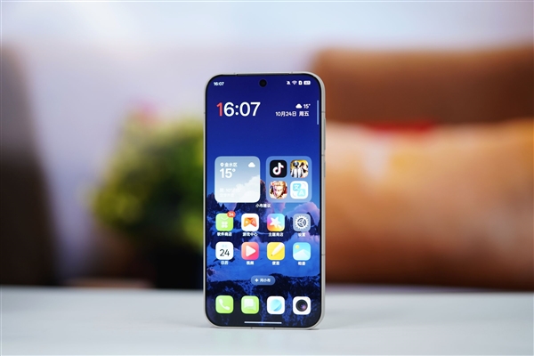 行业第一块165Hz高刷高分屏!一加15图赏