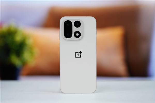 行业第一块165Hz高刷高分屏!一加15图赏