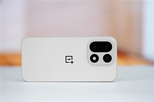 行业第一块165Hz高刷高分屏!一加15图赏