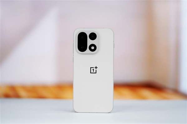 行业第一块165Hz高刷高分屏!一加15图赏