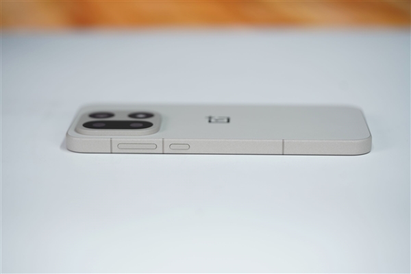 行业第一块165Hz高刷高分屏!一加15图赏