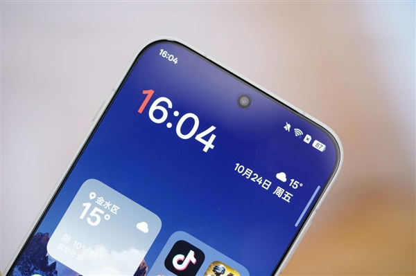 行业第一块165Hz高刷高分屏!一加15图赏