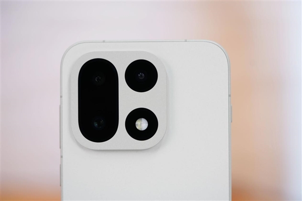 行业第一块165Hz高刷高分屏!一加15图赏