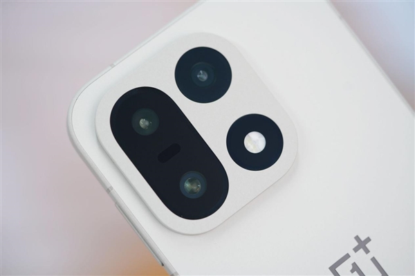 行业第一块165Hz高刷高分屏!一加15图赏