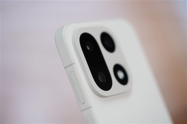 行业第一块165Hz高刷高分屏!一加15图赏