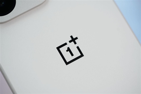 行业第一块165Hz高刷高分屏!一加15图赏