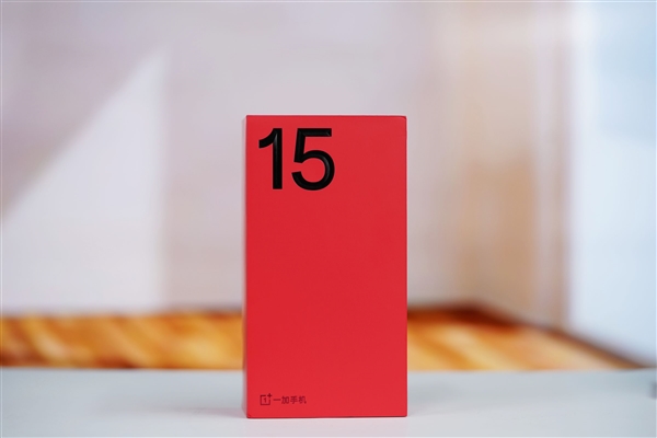 行业第一块165Hz高刷高分屏!一加15图赏