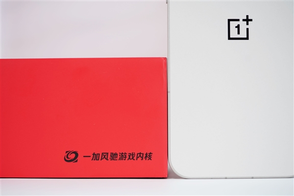 行业第一块165Hz高刷高分屏!一加15图赏