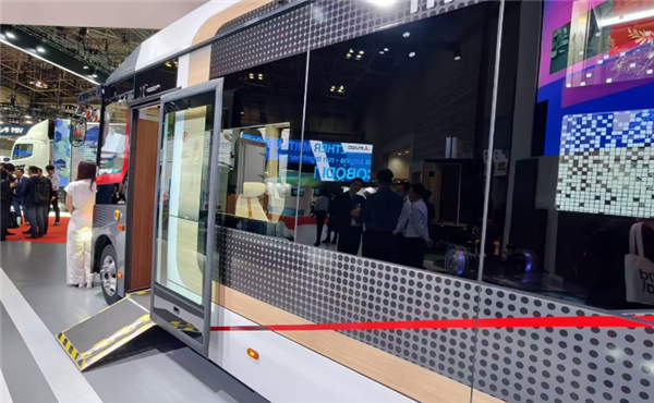 两款专为日本打造 比亚迪J6、J7、K8纯电巴士亮相东京车展