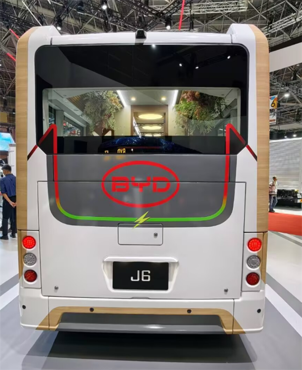 两款专为日本打造 比亚迪J6、J7、K8纯电巴士亮相东京车展