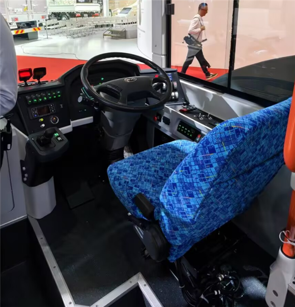 两款专为日本打造 比亚迪J6、J7、K8纯电巴士亮相东京车展