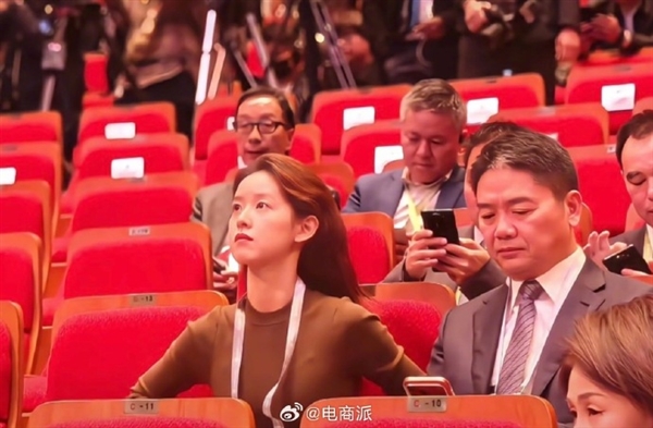 刘强东章泽天合体现身韩国 同框参加活动表情严肃