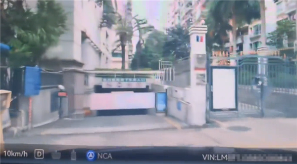 问界M9车主下地库误踩油门差点撞升降杆 小艺:请抬脚!