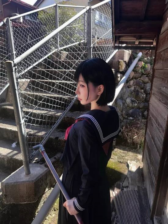 《寂静岭f》美女cos分享:黑袜JK 绝美侧颜