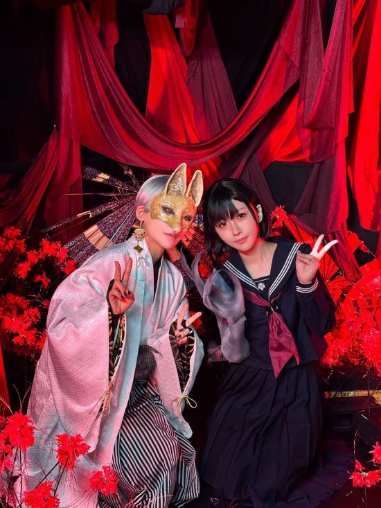 《寂静岭f》美女cos分享:黑袜JK 绝美侧颜