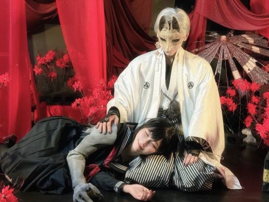 《寂静岭f》美女cos分享:黑袜JK 绝美侧颜