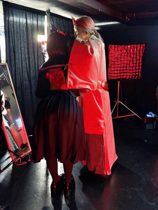 《寂静岭f》美女cos分享:黑袜JK 绝美侧颜