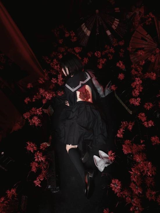 《寂静岭f》美女cos分享:黑袜JK 绝美侧颜