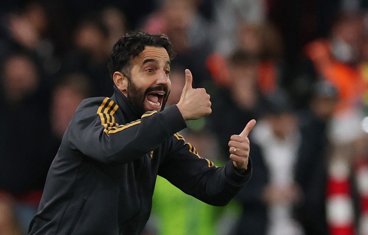 天空体育:曼联高层满意阿莫林带队表现,会等明夏计划补强6号位