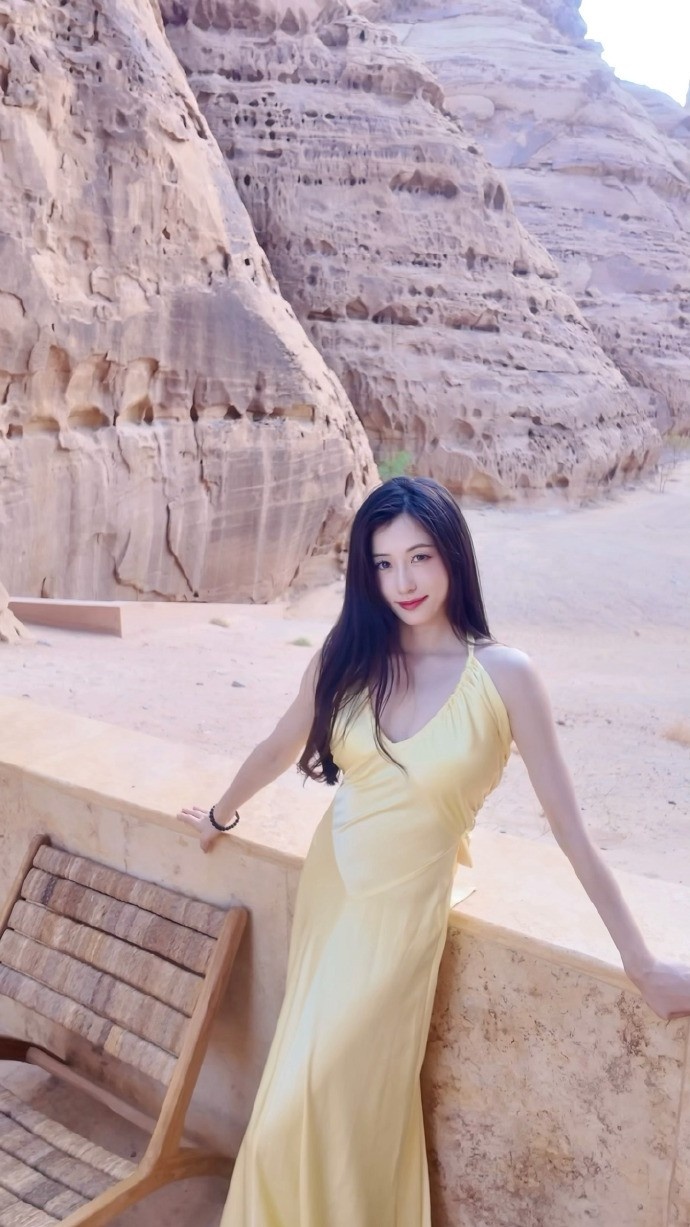 主持张小薇晒旅游照:沙特真的美的不像话,后劲太大