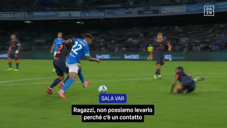 国米点球误判录音:主裁判视线被挡,助理裁判断定点球,VAR确认