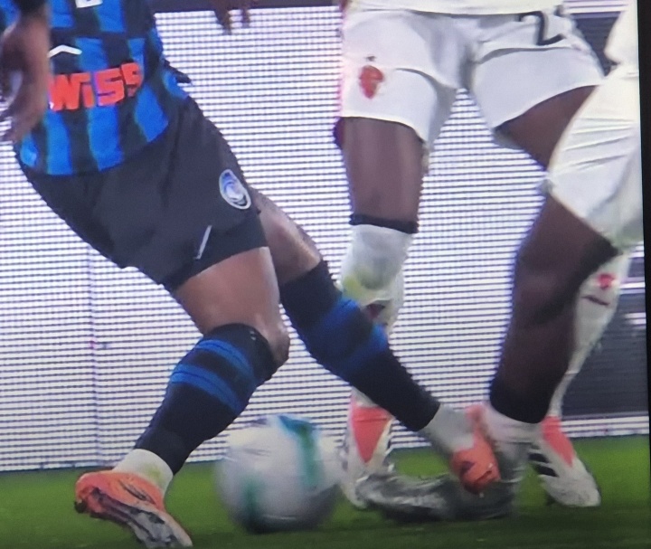 米体:卢克曼对福法纳犯规本可能染红,至少该吃黄牌,主裁判漏判