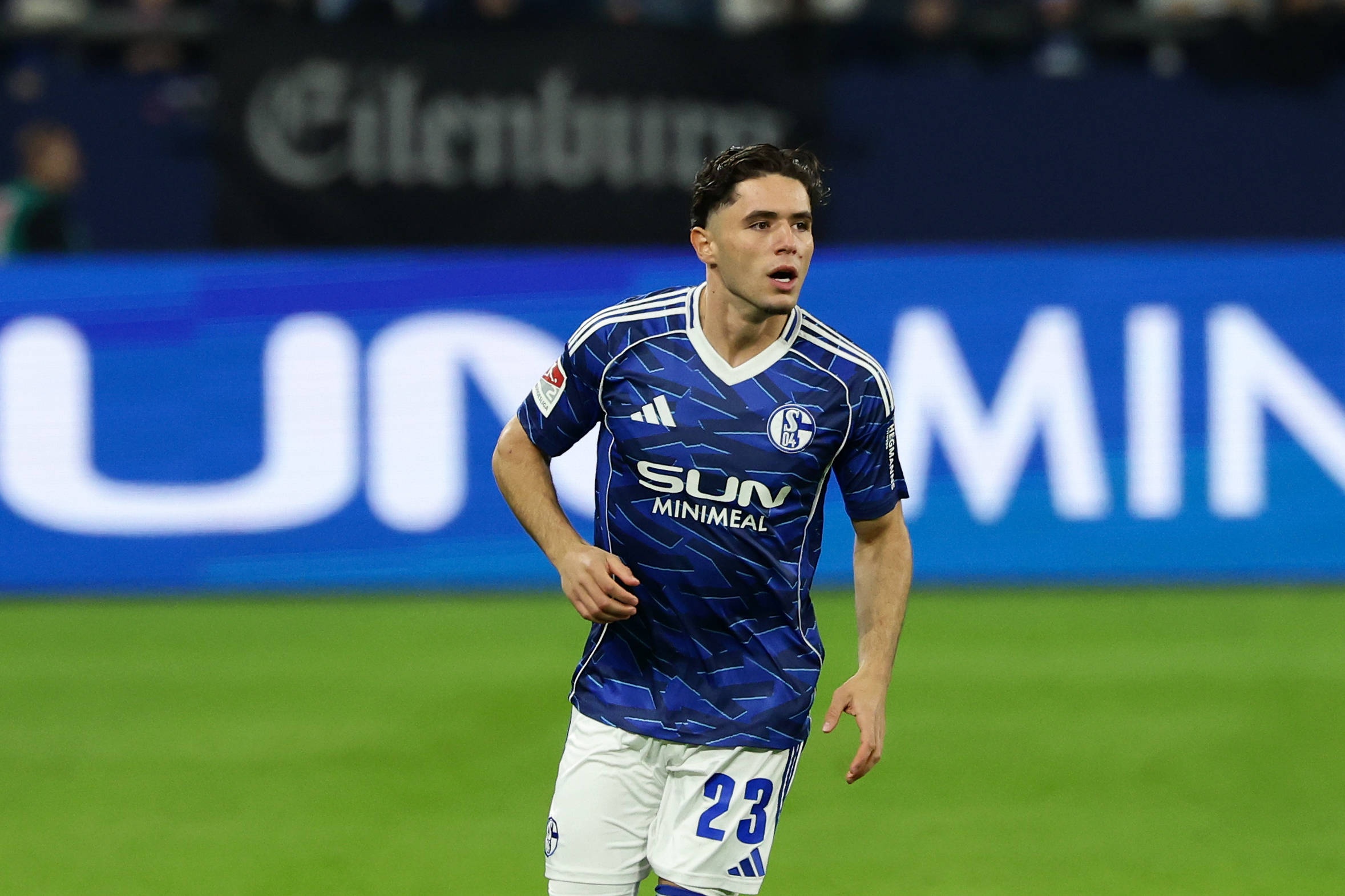 德天空:多队有意沙尔克中场法乌齐,预计转会费700万至800万欧元