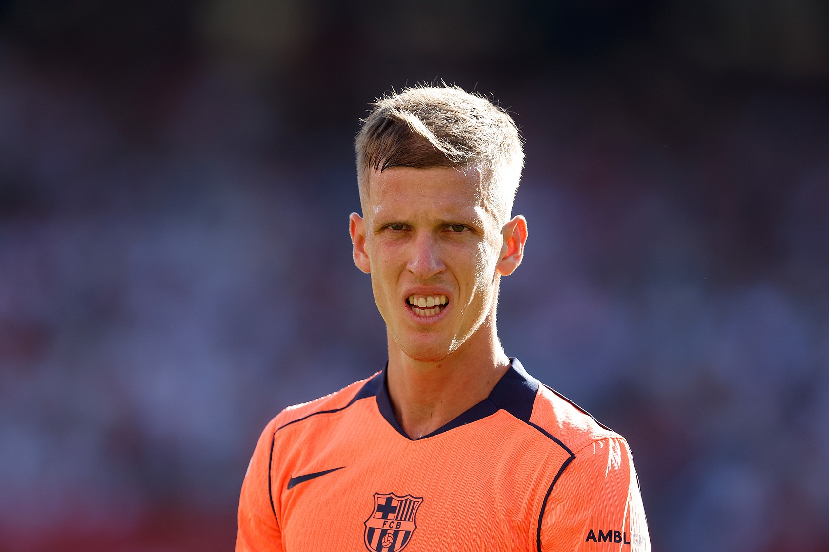 每体:奥尔莫伤势恢复良好,已在康复师指导下进行场内训练