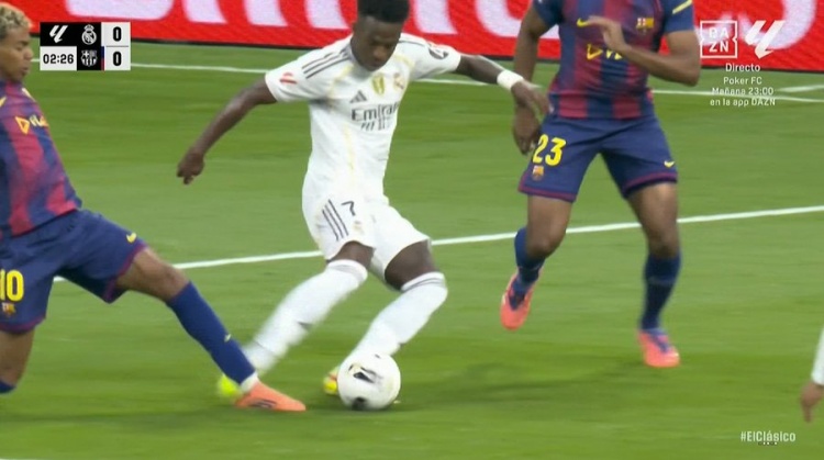 媒体号:国家德比中,当值裁判组对维尼修斯点球取消存在不同意见