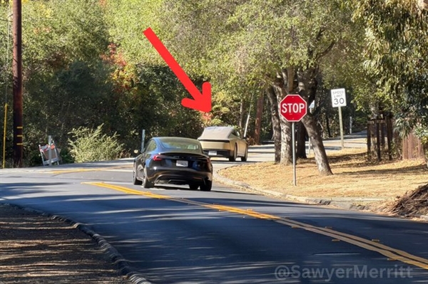 装了后视镜坐上司机 特斯拉Cybercab自动驾驶出租车首次公开测试