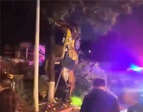 重庆一汽车发生翻车事故:车尾朝天靠树上 气囊弹开男子自行脱困爬出